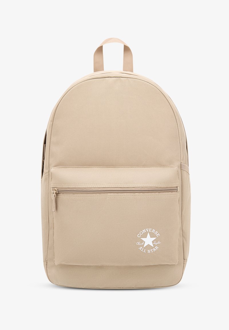 Beež seljakott ümara kujuga, valmistatud siledast kangast. Ees on lukuga tasku, logo ja ülal käepide. Lihtne disain ja tekstuur.