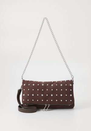 Braune Wildlederhandtasche mit silbernen Nietenverzierungen, doppelten Trägern (Kette und Leder), Reißverschluss und glatter Textur.