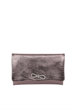 Metallic violette Clutchtasche mit texturierter Oberfläche und einer kleinen dekorativen silbernen Schleife auf der Vorderklappe.