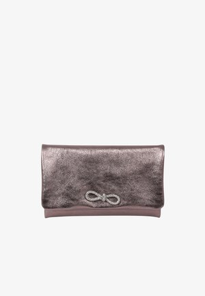 Metallic violette Clutchtasche mit texturierter Oberfläche und einer kleinen dekorativen silbernen Schleife auf der Vorderklappe.