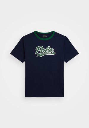 T-shirt en coton marine avec un col rond côtelé vert, arborant un grand logo "Polo" blanc et vert et le texte "Ralph Lauren" en cursive.