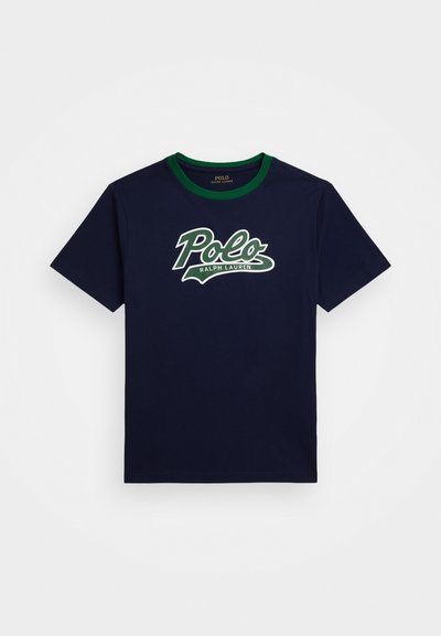 Mornarska bombažna majica s plavim ovratnikom, z velikim belim in zelenim logotipom "Polo" ter besedilom "Ralph Lauren" v kurzivi.