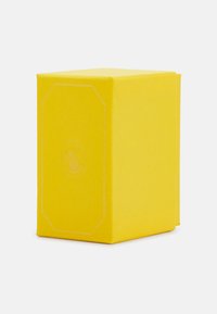 Gelbe rechteckige Box mit strukturierten Oberflächen, die auf einer Seite ein dezentes prägiertes Logo und saubere Kanten aufweist.