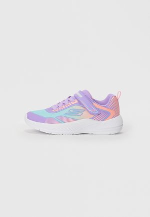 Baskets de sport violettes et bleues avec une tige en mesh, accents roses contrastants, semelle blanche et sangle réglable pour un maintien sûr.
