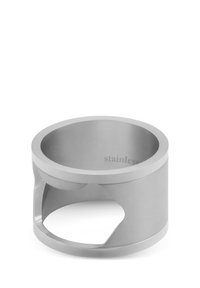 Hållare av rostfritt stål med slät yta, cirkulär form och en utskärning på ena sidan. Matt yta och robust design.