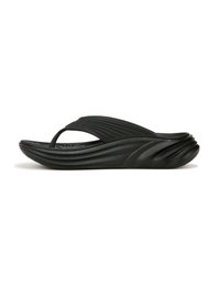 Zwarte teenslippers met een gestructureerde bovenband, een golvende zoolontwerp en een gevoerde binnenzool voor verbeterd comfort en ondersteuning.