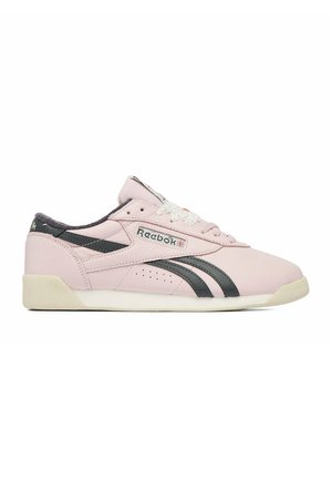 Niskie różowe buty sportowe Reebok z czarnymi paskami, białymi sznurowadłami, beżową podeszwą i logo Reebok po boku, pokazane z zewnętrznej strony.