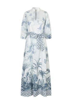 Długa biała sukienka z niebieskim tropikalnym i motylim wzorem, rękawami o długości do łokcia, dekoltem w serek oraz wzorzystym paskiem zawiązanym w talii.