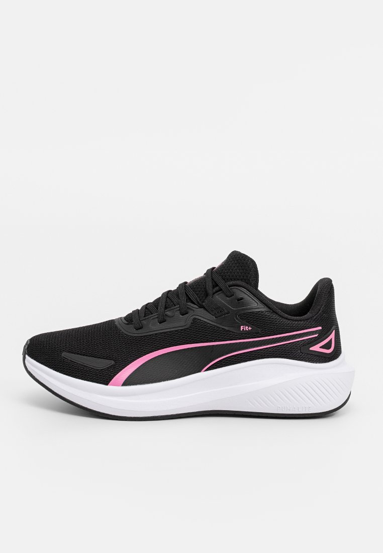 Schwarzer Sportschuh mit einem Obermaterial aus Mesh, pinker Akzentlinie, schwarzen Schnürsenkeln und Logo, weißer Zwischensohle und strukturiertem Außensohlenprofil für besseren Halt.