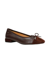 Ballet flat in pelle marrone con punta in suede, dotata di un dettaglio a fiocco sulla parte anteriore e un piccolo tacco a blocco. Texture liscia.
