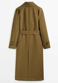 Long manteau en laine brun olive avec ceinture à la taille et boucles réglables aux poignets, vu de dos sur fond blanc.