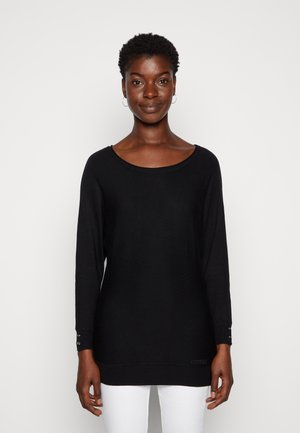 Maglione nero a maniche lunghe in maglia con scollo ampio, tessuto testurizzato, dettagli bottoniera sui polsini e un sottile logo ricamato sull'orlo.
