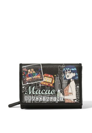 Schwarzes Portemonnaie mit grafischen Drucken, das einen Charakter mit blauen Haaren, eine Stadtsilhouette sowie den Text "Macao" und "Braccialini" zeigt. Texturierte Lederoberfläche.