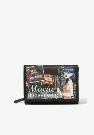 Portafoglio nero con stampe grafiche, raffigurante un personaggio con capelli blu, lo skyline di una città e il testo "Macao" e "Braccialini". Finitura in pelle testurizzata.