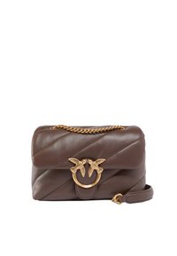 Borsa in pelle marrone trapuntata con tracolla in catena dorata, caratterizzata da una chiusura metallica circolare decorata con due uccelli.