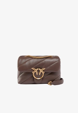Borsa in pelle marrone trapuntata con tracolla in catena dorata, caratterizzata da una chiusura metallica circolare decorata con due uccelli.