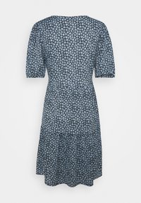 Květinové šaty s nafouklými rukávy, námorní základ a světle modré květiny. Obsahují přiléhavou korzetovou část a sukni v několika vrstvách. Měkká, lehká tkanina.