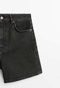 Shorts en denim noir taille haute avec poches avant, passants de ceinture et fermeture à bouton en métal sur fond blanc.