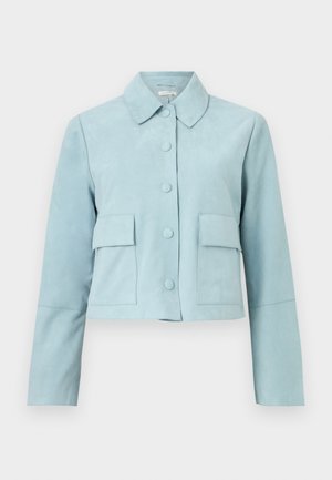 Gaiši zilā īsākā jaka ar garām piedurknēm, pieciem priekšējiem pogām, divām atloku kabatām un spicētu apkakli.