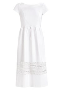 Robe midi blanche à manches courtes, corsage ajusté, taille froncée et une bande de dentelle horizontale près de l'ourlet.