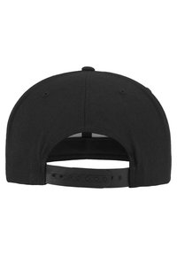 Sort baseball cap med flad skygge og vævet tekstur. Har justerbar plastikrem bagpå til tilpasning af størrelsen. Ingen synlige logoer eller udsmykninger.