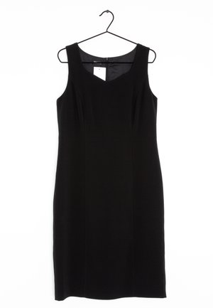Abito nero senza maniche con silhouette aderente, scollatura a V e dettagli di cuciture verticali. Appeso a un gancio nero su sfondo bianco.