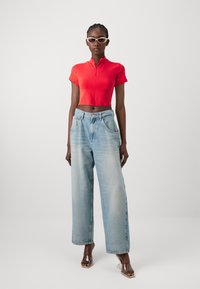 ONLY ONLLIVE LOVE ZIP TOP - Camiseta básica - mars red