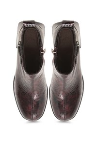 Bottines bordeaux brillantes avec une finition texturée, bout rond et zips sur les côtés. Présente une semelle noire contrastante et un design épuré.