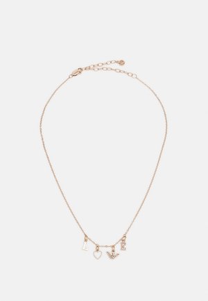 Collier délicat en chaîne d'or avec des pendentifs lettres "L" et "E", un contour de cœur, et un petit oiseau orné de cristaux.