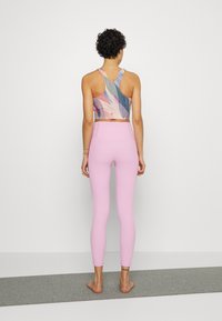 Athleta CONSCIOUS CROP PRINTED A-C - Sutiã desportivo de suporte médio - pink