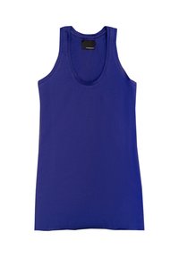 Fioletowy top na ramiączkach wykonany z miękkiego, lekkiego materiału. Posiada okrągły dekolt i szerokie ramiączka. Gładka tekstura, prosta konstrukcja.