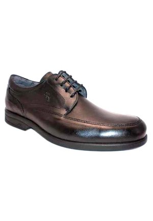 Zapato de vestir de cuero marrón con un acabado suave, punta redondeada, costuras sutiles y un diseño de cordones. Cuenta con una suela de goma para mayor tracción.