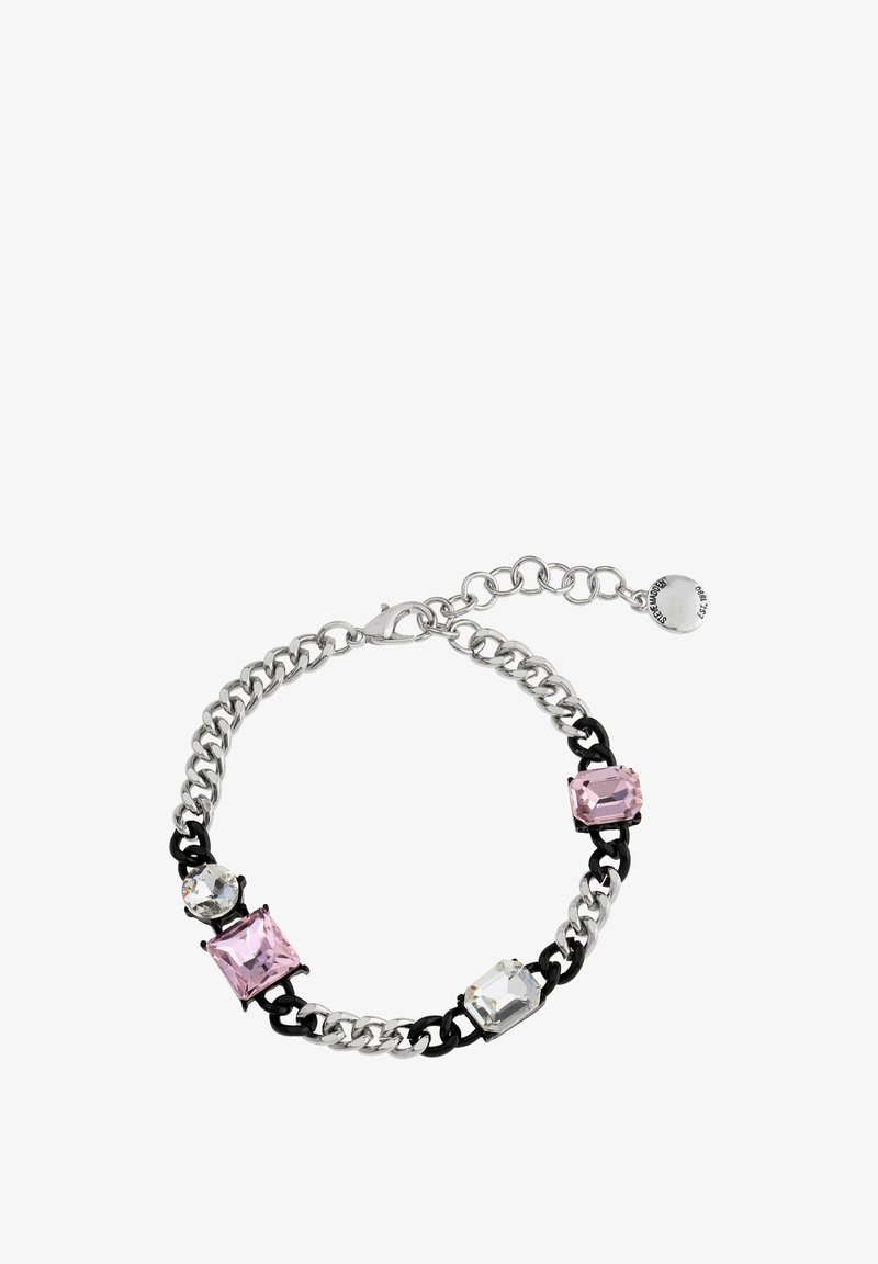 Bracelet en chaîne argentée avec des pierres rectangulaires roses et transparentes, agrémenté d'accents noirs entre les maillons. Fermoir à pince avec chaîne d'extension.