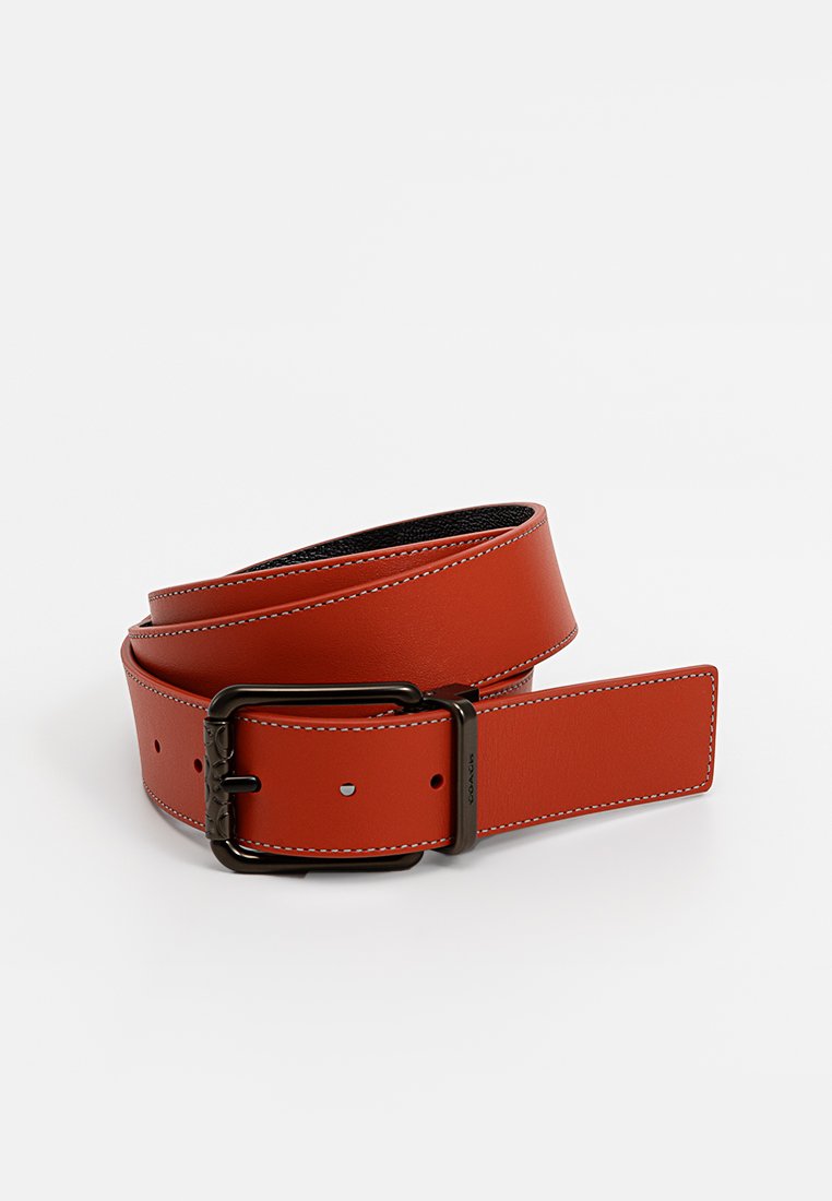 Leder Gürtel in leuchtendem Orange mit schwarzen Akzenten, ausgestattet mit einer rechteckigenMetallschnalle und weißen Nähten entlang der Kanten.