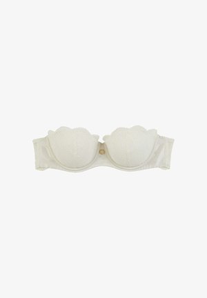 Reggiseno bianco senza spalline con sovrapposizione in pizzo e bordi smerlati, con un piccolo ciondolo circolare dorato al centro davanti.