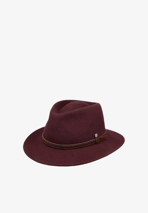 Dunkelburgunderroter Filzhut im Fedora-Stil mit einer genähten braunen Banderole und einem kleinen runden Metallemblem an der Seite vor weißem Hintergrund.