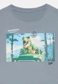 Grønn T-Rex som brøler fra en vintage grønn lastebil med trær og fjell i bakgrunnen, teksten sier "Hei, dude," "Farlig," "Super kult."