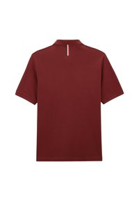Polo shirt bordeaux à manches courtes avec un petit détail rayé vertical rouge, blanc et bleu au niveau du col supérieur du dos.