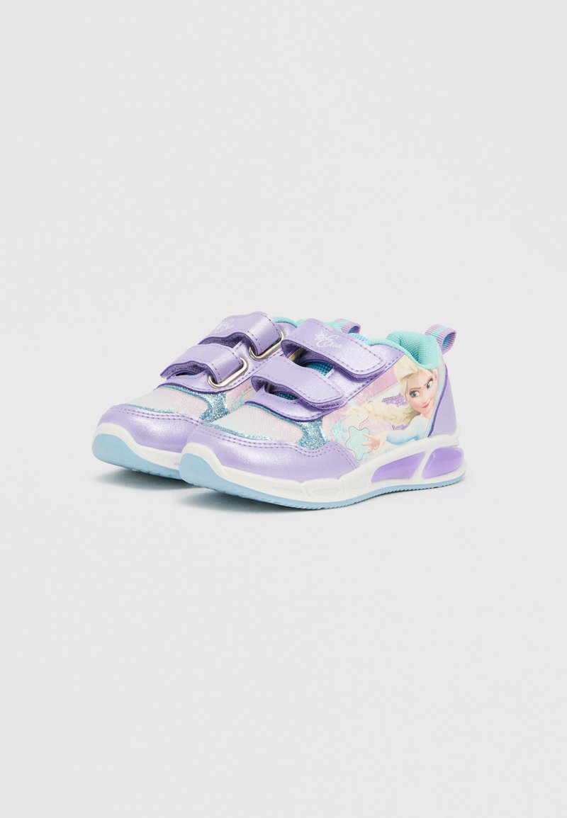 Sneaker viola con due cinturini regolabili, materiale lucido, tomaia in mesh, accenti blu e presentano un personaggio animato sul lato.