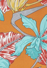 Materiał w kwiaty o intensywnym pomarańczowym tle, z dużymi jasnoniebieskimi i żółtymi kwiatami oraz szczegółowymi, czerwonymi i białymi wzorami liści.