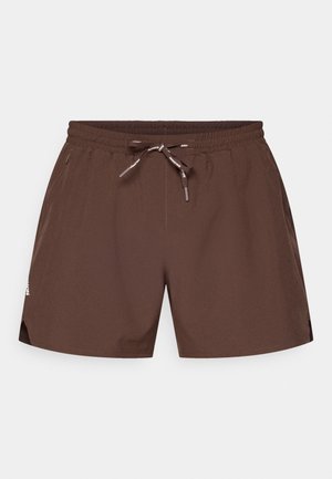 Braune Badeshorts aus leichtem Stoff, mit elastischem Bund und Kordelzug sowie Seitentaschen. Schlichtes Design ohne Muster.