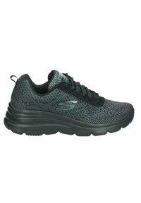 Scarpe da ginnastica nere con tomaia in maglia texturizzata e suola in gomma. Le caratteristiche includono stringhe, un'etichetta sul tallone e dettagli con logo sul lato.