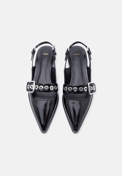 Μαύρα παπούτσια slingback από δερμάτινο βινύλιο με μυτερή μύτη, λουριά με ασημένια αγκράφα και κυκλικές μεταλλικές οπές, με την επωνυμία "maje" στο εσωτερικό.
