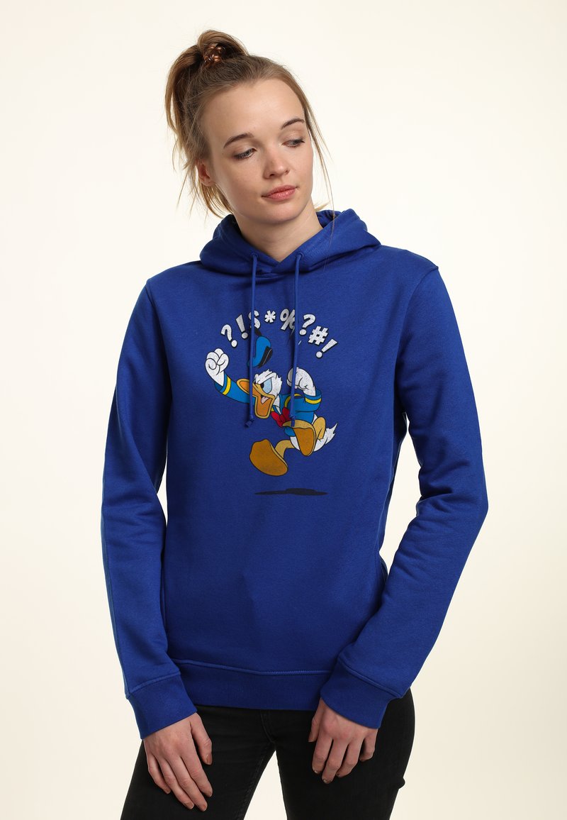 Felpa blu con cappuccio caratterizzata da una grafica di un'anatra cartone con le braccia alzate e testo sopra. Realizzata in materiale morbido, con tasca frontale e cappuccio con cordino.
