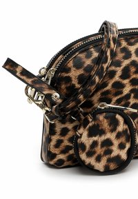 Borsa in ecopelle con stampa leopardata e dettagli neri, dotata di un portamonete rotondo staccabile; presenta una chiusura a due zip e una tracolla regolabile.