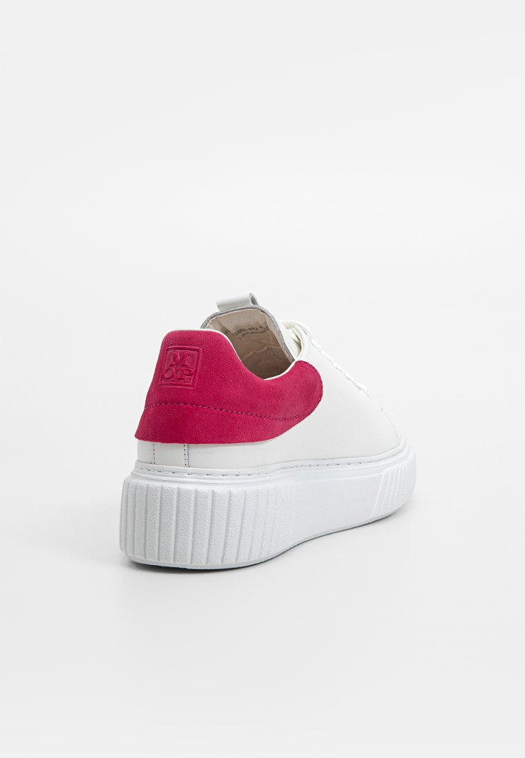 Weißer Sneaker mit einem Akzent aus pinkem Wildleder an der Ferse, Plattformsohle und strukturiertem Gummiaußensohle. Verfügt über ein Schnürdesign und eine Zuglasche.