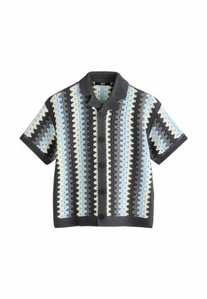 Cardigan con bottoni a maniche corte con motivo a righe verticali all'uncinetto nei toni del grigio scuro, azzurro, bianco e grigio.