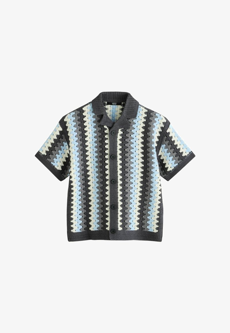 Kurzarm-Strickjacke mit Knopfleiste und vertikalem Streifenhäkeldesign in Dunkelgrau, Hellblau, Weiß und Grautönen.
