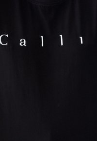 CALLI LOGO  - Trükipildiga T-särk - black  white emb