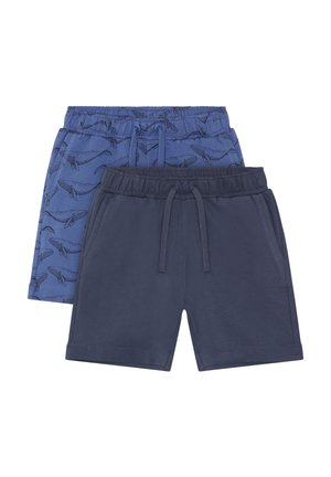 Dwie pary szortów: jedne niebieskie z nadrukiem wieloryba, drugie w jednolitym ciemnym granacie. Oba modele mają elastyczny pas i sznurek do wiązania.